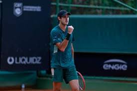 Gustavo Heide derruba sétimo favorito na estreia do Brasilia Tennis Open. João Lucas Reis avança