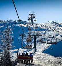 Straja își consolidează statutul de „rai al schiorilor”: cea mai lungă pârtie din România, de 8,2 kilometri, deschisă oficial