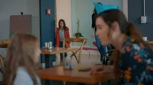 Hoje na novela Mãe: Melek vai atrás de Zeynep, mas tem uma profunda decepção com a mãe adotiva