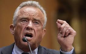 Kennedy defiende postura sobre vacunas COVID-19 en caótica ...