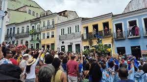 Multidão lota ruas de Salvador em celebração da Independência da Bahia