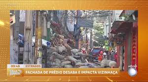 Fachada de prédio desaba e atinge lojas em Belém, no Pará