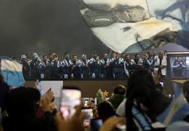 Argentina é recebida com tapete vermelho no aeroporto e festa de milhares nas ruas; fotos