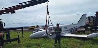 Avião apresenta falha na aterrissagem e sai da pista no Aeroporto de Maringá; vídeo