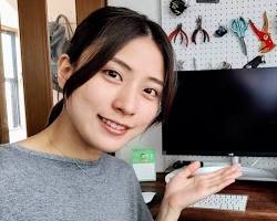 女性が安心してパソコン作業をしている様子の画像