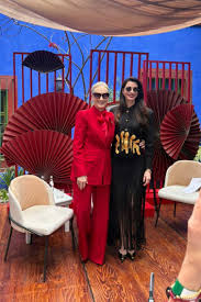 Los zapatos negros de tacón más elegantes los lleva Anne Hathaway en su visita a la Ciudad de México