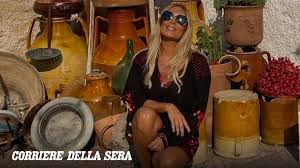 Selvaggia Lucarelli incantata da Grottaglie: «Un luogo magico tra autenticità e bellezza»