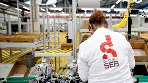 La concurrence de marques ultra-performantes comme SharkNinja fait du mal à Seb: le géant français de l'électroménager veut supprimer "jusqu'à 2.100 postes" dont "500 en France"