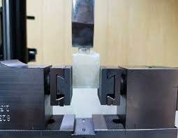 Universal testing machine blade applied load perpendicular ...