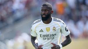 الانقسامات تضرب ريال مدريد.. روديغر يصفع زميله في غرفة الملابس