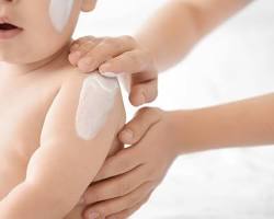 صورة Applying baby lotion