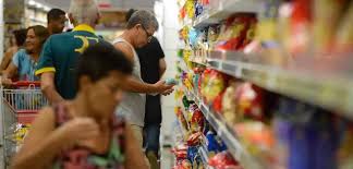Inflação perde força em abril e chega a 4,39% em 12 meses