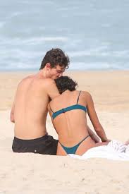 Shawn Mendes e Bruna Marquezine curtem praia após cantor chegar ao RJ; veja