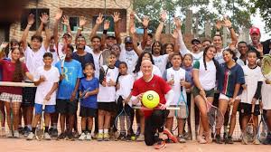 Agassi bate bola com jovens da Escolinha Fabiano de Paula na Rocinha