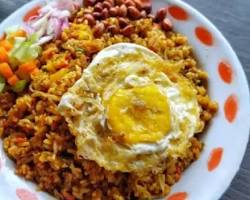 Jelajah Surga Kuliner Khas Aceh Nasi Goreng Aceh dengan topping telur mata sapi