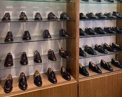 Alden shoes, various models, on a display shelfの画像