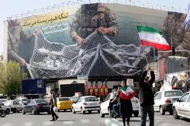 پس از اصابت یک پرتابه به شناور ایرانی، ترامپ احتمال ماندن در ایران و کنترل نفت را مطرح کرد