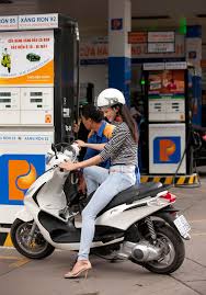 Kết quả hình ảnh cho đổ xăng xe máy
