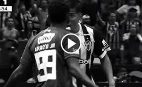 VIDEO | Tuvieron que separarlos: El feo choque entre Alan Franco y Keny Arroyo en Brasil