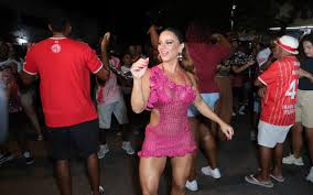 Viviane Araujo exibe as curvas no último ensaio de rua do Salgueiro
