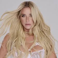 Ke$ha chega ao Carnaval 2026 e transforma glitter em manifesto no meio da folia