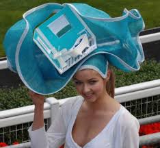 joven viste un sombrero raro en forma ballena 