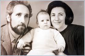 Ruggero and Maria Teresa Badano with Chiara. - chiara-luce-badano-with-her-parents