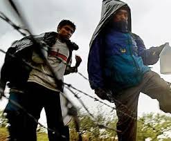Migrantes cursando un largo camino