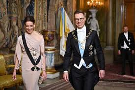 Suzanne Innes-Stubb edustaa elegantissa asussa kuninkaan juhlaillallisella