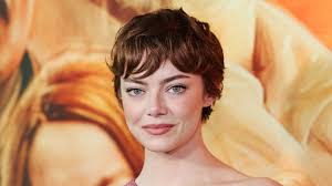 Emma Stone: Neuer Bob begeistert auf der Pariser Fashion Week!