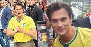 Nicholas Galitzine, o novo He-Man, surge com camisa do Brasil e é tietado por fãs em São Paulo