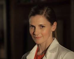 Molly Hooper (Louise Brealey) resmi