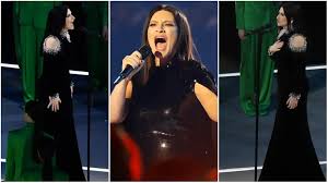 Laura Pausini, l’Inno di Mameli divide i social: “Versione sontuosa”, anzi no, “ha rovinato Fratelli d’Italia”