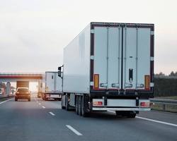 Gambar Deliveree truck on a highway