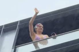 Rosalía surge de short e sutiã na sacada de hotel no Rio e faz festa para fãs