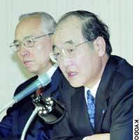 Fumio Iwai, president of Konica Minolta Holdings Inc. (right), ... - nn20060122a6a-200x200