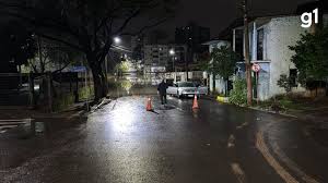Chuva no RS: rios atingem cota de inundação e famílias são retiradas de áreas de risco