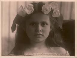 ... fotografiert auf Silberplatte von Charlottes Großmutter Anna Flume