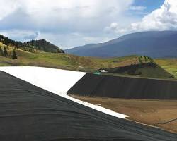 Gambar Geosynthetic Clay Liner (GCL) installation on a dam