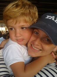 Be creative and start beautiful collections to organize your hearts and share with friends. Jessica Capshaw em família / Jessica com o filho Luke Ownn - large