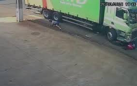 Câmeras flagram acidente entre caminhão e motocicleta em Arapongas