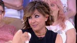 Sonsoles Ónega rompe a llorar al recordar su infancia tras invertir los roles y ser entrevistada: “Tuve un padre con orígenes humildes del que estoy muy orgullosa”