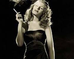 تصویر آدری هپبورن در حال سیگار کشیدن