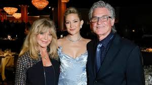 Kate Hudson discusses how Goldie Hawn and Kurt Russell taught her self-reliance