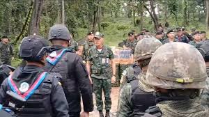 พล.ท.บุญสิน พาดกลาง รับปริญญา งดตอบปมชายแดน ก่อนเกษียณ - Imagen principal del artículo