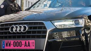 Llegan las matrículas rosas a las carreteras españolas para que Tráfico pueda identificar a los vehículos con registro temporal