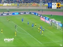 ضربه آزاد آلوز خطرناک از بالای دروازه به بیرون رفت