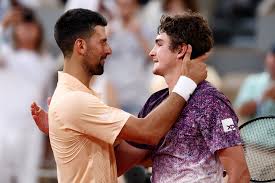 João Fonseca bate Djokovic de virada em maior vitória da carreira e vai às oitavas de Roland Garros