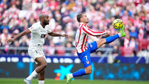 La finura de Griezmann revoluciona al Atlético y derrota a un buen Valencia