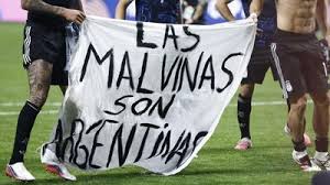 Reino Unido exige a la FIFA investigar cartel de Argentina que decía: ‘Las Malvinas son argentinas’